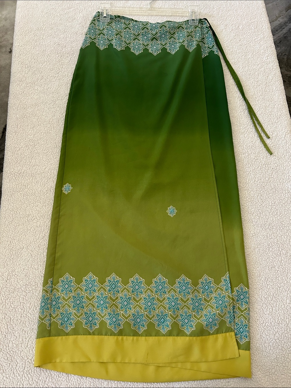 Express World Brand 100% Silk Green Wrap Midi Skirt Size 3/4
